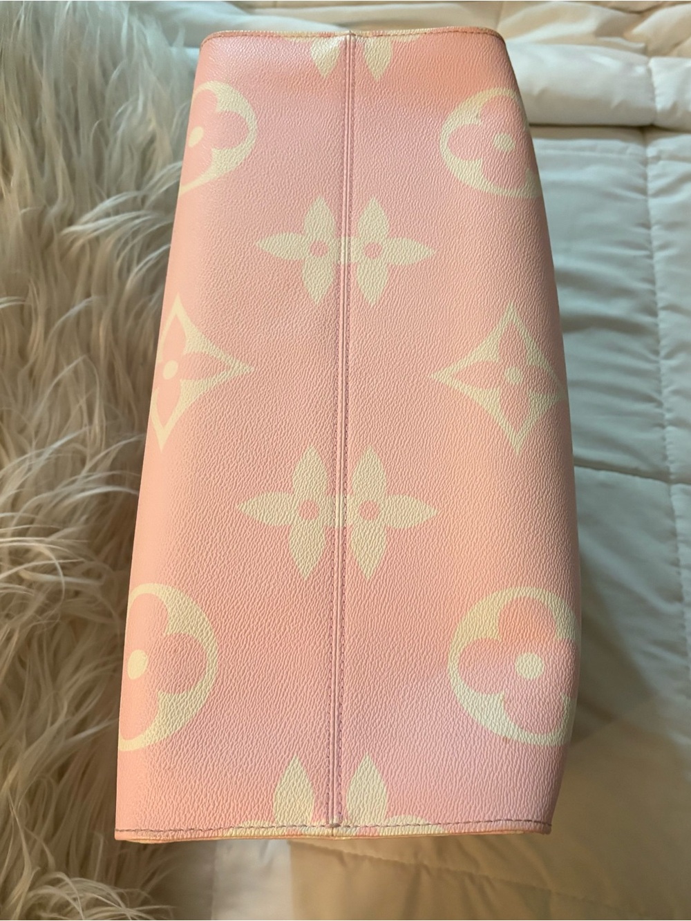 Limited Edition Louis Vuitton Escale OnTheGo GM Tote - Picture 5 of 16